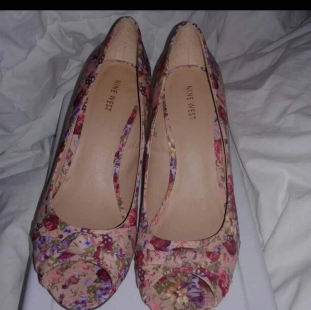 NWOT Nine West Floral Pin Up Peep Toe Wedge sz 9.5